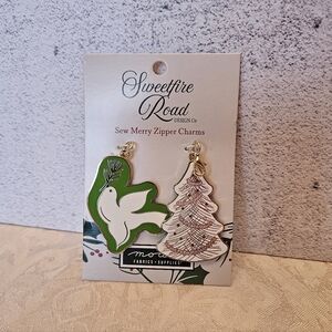 Moda -Sweetfire Road - Sew Merry Christmas - Zipper Pulls  SFR143, Tree and Dove